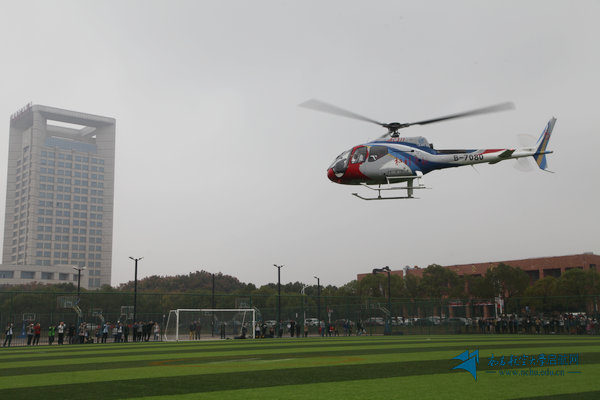 http://www.nchu.edu.cn/ckfinder/userfiles/images/直升机即将降落到昌航足球场（副本）.jpg