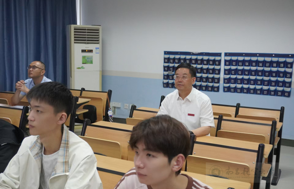 校领导与同学们共听“开学第一课” 